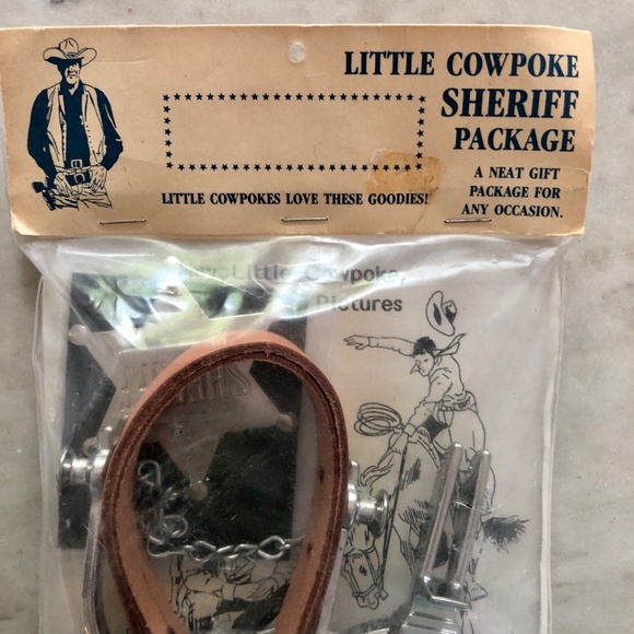 Vintage LITTLE COWPOKE SHERIFF PACKAGE: Metal and leather Spurs & Metal Badge - Picture 4 of 9